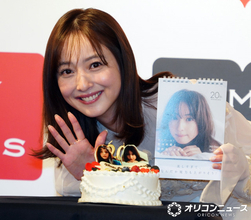 佐々木希、カレンダー先行公開に大反響で照れ笑い「私自身はちょっと恥ずかしいんですけど」　リアルな“普段の私”披露