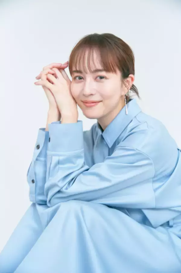 比嘉愛未、初エッセイで明かした本音「人に見せてこなかった傷や、つらかったことも残しておきたかった」【インタビュー】