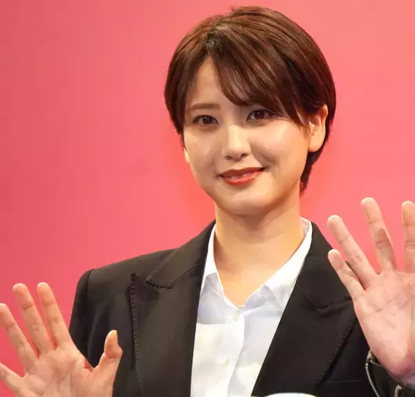 山崎紘菜、関水渚の猛アプローチをけん制「誰にでも言ってる」　いつの間にか手つなぎに困惑