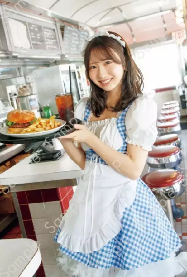 日向坂46藤嶌果歩、ウェイトレス姿の新カット　1st写真集『果実の歩幅』ポストカード第3弾解禁