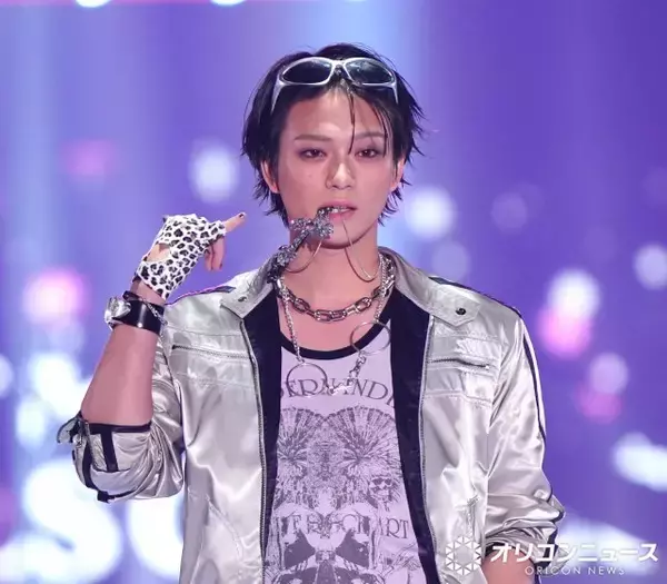 【TGC】岩瀬洋志、ペンダントをくわえ挑発的ポーズ　エッジィな装いで観客魅了