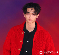 【ガルアワ】野村康太、柔らかな笑顔を封印　鮮烈レッドで際立つ存在感