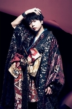 NEWS増田貴久、最新ツアー全衣装を自身で徹底解説　『装苑』だけの特別スタイリングも披露