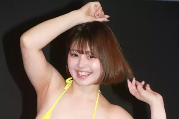 4ヵ月の新人グラドル・甘党もも、イエローの水着で溢れるマシュマロボディをアピール