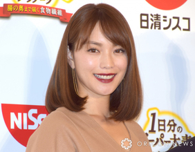 46歳・蛯原友里、ショートコート×ミニスカで美脚まぶしい冬コーデ「見惚れちゃいます」「美カッコ良すぎる」
