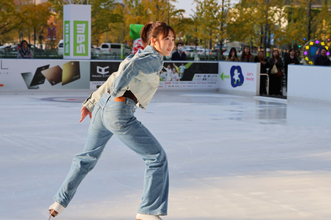 俳優・フィギュアスケーターの本田望結、上下デニムのスタイルで「つるんつるん」12回目の初滑り「12年前は背が低かった分フェンスの位置が違う」