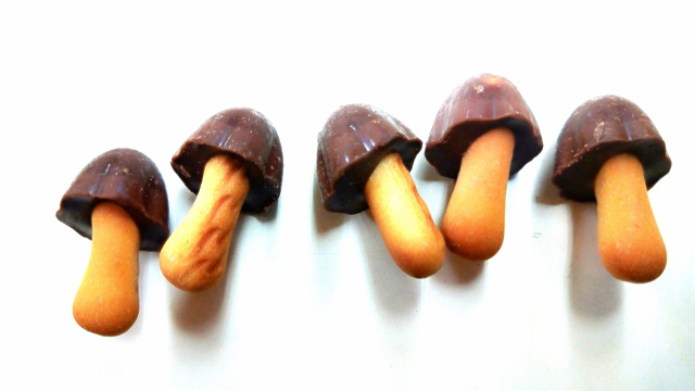 きのこの山＆たけのこの里に“猫耳”が…明治の「猫の日」投稿が話題「コレ売れる～」「販売をお待ちしてます」「かわいいにゃ」