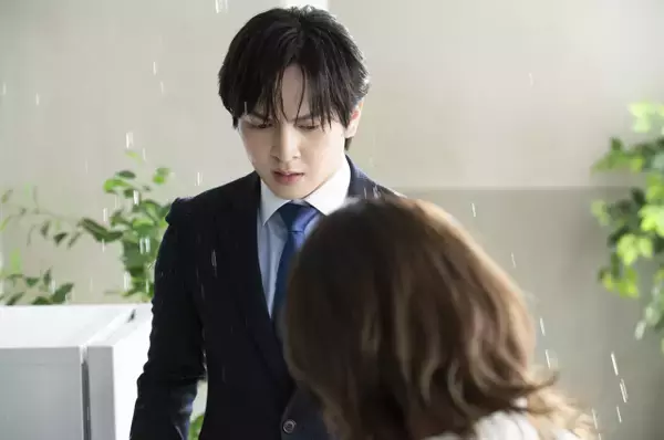 M!LK・吉田仁人主演『溺愛　～ 実は、最強ヒーロー ～』今夜スタート　真白（吉田仁人）、包帯を手に巻いて会社へ