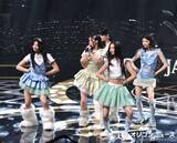 「【レコ大】ILLIT、キュートに「Almond Chocolate」をパフォーマンス　振り付け覚えられなかった安住アナはアーモンドチョコレート連続食い」の画像1