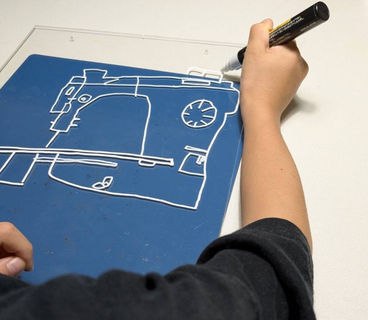 小3息子に「ミシンの絵を描いて」と頼んだら…下書きなしで“わずか5分”　完成した看板に8.8万いいね