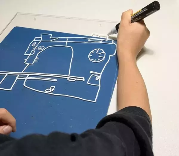 小3息子に「ミシンの絵を描いて」と頼んだら…下書きなしで“わずか5分”　完成した看板に8.8万いいね