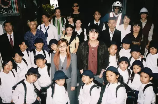 幾田りら×ZICOがコンセプト写真を公開　メガネ＆スーツ姿で子どもに囲まれる…!?