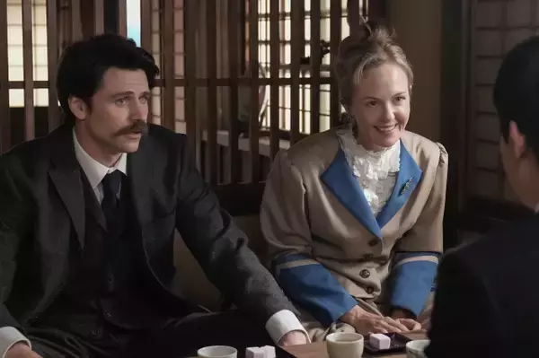 『ばけばけ』イライザと錦織がヘブンについて話の花を咲かしている頃…　第63回場面カット