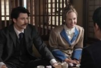 『ばけばけ』イライザと錦織がヘブンについて話の花を咲かしている頃…　第63回場面カット