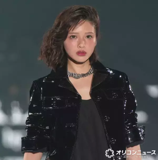 【TGC】FRUITS ZIPPER鎮西寿々歌、笑顔封印でトップバッター　クールなランウェイに大歓声