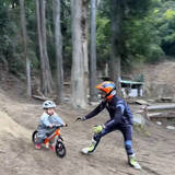 「1歳なのにデコボコ山道をスイスイ…驚異の身体能力でストライダーを乗りこなす姿に「バランス感覚半端ねぇ」」の画像1