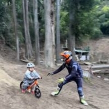 1歳なのにデコボコ山道をスイスイ…驚異の身体能力でストライダーを乗りこなす姿に「バランス感覚半端ねぇ」