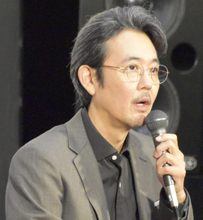 岡部たかし、“一人娘”と仲良しショット「父上そっくりな娘ちゃん」「パパと同じ表情してるｗ」