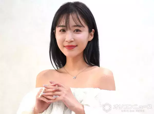 『バチェラー』休井美郷が挙式を報告　“高身長”な夫とのウエディング2ショット披露「すごい身長差」「盛大な結婚式、素敵ですね」「おめでとう」