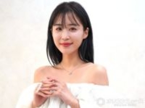 『バチェラー』休井美郷が挙式を報告　“高身長”な夫とのウエディング2ショット披露「すごい身長差」「盛大な結婚式、素敵ですね」「おめでとう」
