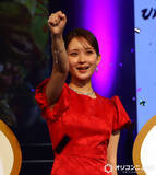 「畑芽育、赤いドレス姿でUSJのセレモニーに登場　大好きな『呪術廻戦』の魅力熱弁」の画像1