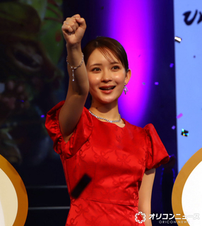 畑芽育、赤いドレス姿でUSJのセレモニーに登場　大好きな『呪術廻戦』の魅力熱弁