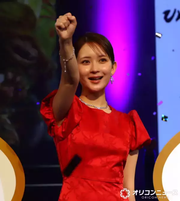 畑芽育、赤いドレス姿でUSJのセレモニーに登場　大好きな『呪術廻戦』の魅力熱弁