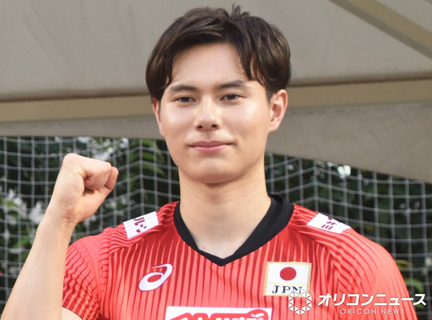 バレーボール日本代表・髙橋藍、もうすぐ1歳の愛犬とくつろぐオフショット公開「バレーしてるときとのギャップがあああああ!!!!!」「たくさん癒されて決勝ラウンドも頑張って」