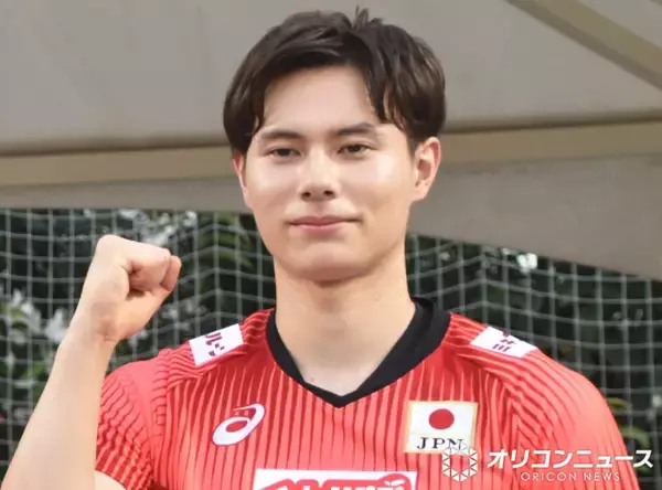 バレーボール日本代表・髙橋藍、もうすぐ1歳の愛犬とくつろぐオフショット公開「バレーしてるときとのギャップがあああああ!!!!!」「たくさん癒されて決勝ラウンドも頑張って」