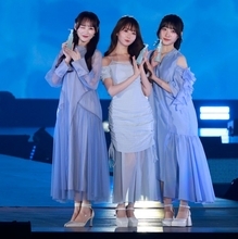 【ガルアワ】＝LOVE大谷映美里＆齋藤樹愛羅＆音嶋莉沙、透明感抜群の3ショット　ブルーワンピで華やかランウェイ