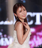 「【TGC】矢吹奈子、光沢のあるスカートで洗練されたコーデ披露　輝くネックレスで存在感放つ」の画像1