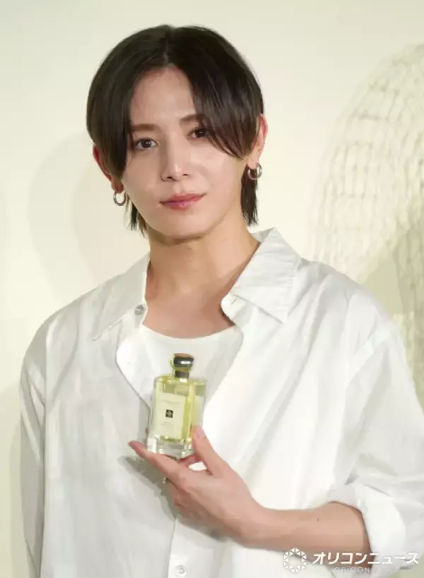 山田涼介、香水の重ね付けを体験　報道陣に向けニヤリ「僕を嗅ぎたいですよね」