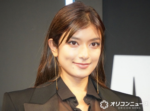 ローラ、“へそ出し”タンクトップ姿で米収穫に汗「夢がまたもう一つ叶いました」　無農薬栽培を実践