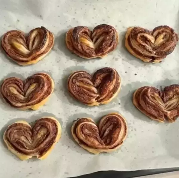 バレンタインデー・材料2つで簡単にできる「ミルフィーユハートチョコパイ」が話題「かわいい」「食べる音めっちゃいい」