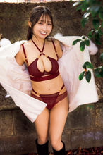 観光地での写真が話題のBenjamin パクチー、こぼれるようなJカップ