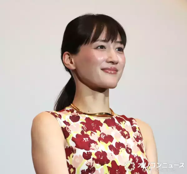 綾瀬はるか、共演者からサプライズメッセージ　海外留学中の”娘”に「お大きくなられてましたね」