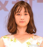 「モデル・鈴木友菜、第1子の妊娠を報告　ふっくらお腹のショット添え「穏やかで愛おしい日々を過ごしています」」の画像1