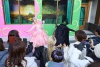 USJにエルファバ＆グリンダが出現　『ウィキッド 永遠の約束』セレブレーションを開催へ　エルファバ役・清水美依紗がコメント