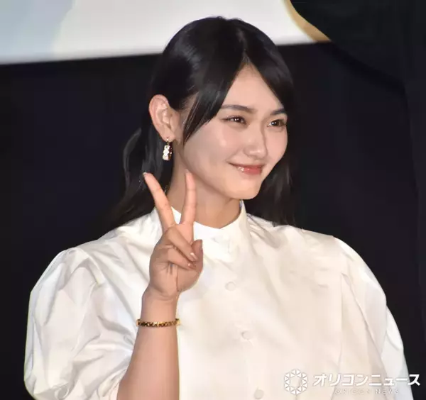 櫻坂46山崎天、純白衣装でピースサイン　撮影でのプチハプニングに赤面「申し訳なかったです」