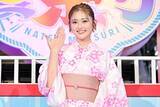 「ゆうちゃみ、史上最少のリング型たまごっちに大興奮　バンダイオープニングセレモニーにお笑いコンビ・エバースとともに浴衣姿で参加「たまごっちの楽しみ方は本当に無限大！」」の画像1