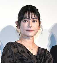 真木よう子、ワンピースで艶やかに　夜間中学の先生役の役作りで「見学に行かせていただいた」