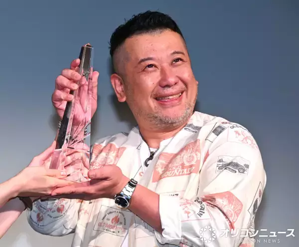 ケンドーコバヤシ、初開催の『Tokyo Watch Award』受賞　ロレックスを身に付け登場