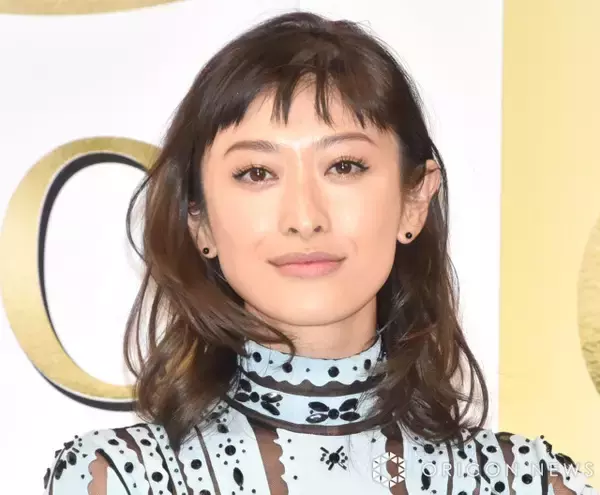 山田優、“赤髪”スタイルの実母と2ショット「ママかっこよすぎでしょ！」「美人親子」　秋コーデでお出かけ満喫