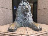 「「なんだろう、ビミョーに関取感」銀座三越のライオン像が浴衣姿でお出迎え「粋だね」「似合いますね」」の画像1