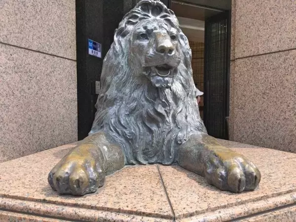 「なんだろう、ビミョーに関取感」銀座三越のライオン像が浴衣姿でお出迎え「粋だね」「似合いますね」