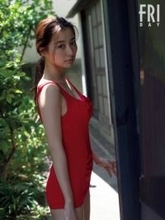 高田里穂、圧巻の美ボディを『FRIDAY』で披露　大人の魅力漂うグラビア