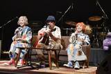 「PUFFY、30周年記念日ライブに奥田民生がゲスト登場　3人によるレアなアコースティックセッションも」の画像1