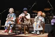 PUFFY、30周年記念日ライブに奥田民生がゲスト登場　3人によるレアなアコースティックセッションも