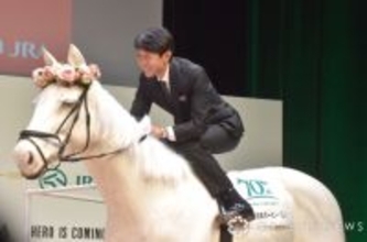 武豊、白馬のロボットに騎乗　「ソダシに乗ってみたかった」夢が実現し笑顔
