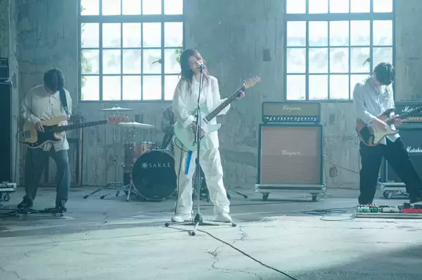 生見愛瑠、アーティスト・Ayaneとして本格始動　1年半のギター練習の成果をMVで公開